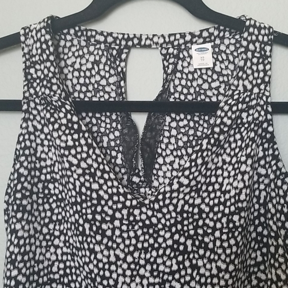 Old navy XS rayon black and white sleeveless blouse - Picture 2 of 7